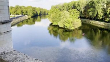 Güneşli bir günde Chenonceau Kalesi 'nden Nehir Üzerinde Yüzen Sıcak Hava Balonları ve Yeşillik Manzarası