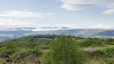 Aire de Lafayette Lorlanges 'den Auvergne-Rhne-Alpes' teki Rolling Hills ve Verdant Vadileri 'nin Geniş Görünümü, A75 Otoyolu boyunca Lush Vegetation ve Dramatik Bulutlar