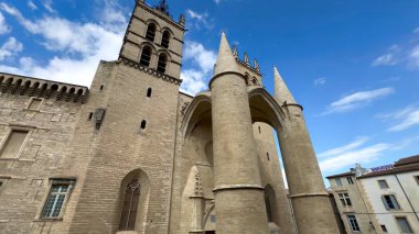 Montpellier, Fransa 'daki Aziz Peter Katedrali' nin Görkemli Manzarası Gotik Mimari ve Açık Mavi Gökyüzüne Karşı Kule Sütunları