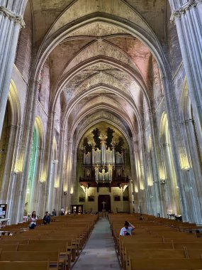 Montpellier, Fransa - 25 Eylül 2024: Saint Peter Katedrali 'nin Süslü Boru Organı ve Büyük Gotik İç mimarisi