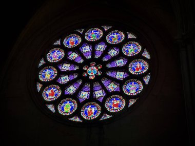 Montpellier, Fransa - 25 Eylül 2024: Saint Peter Katedrali 'nin Muhteşem Gül Penceresi, Gösterilen Vibrant Lekeli Cam Sanatı ve Karmaşık Gotik Detaylar