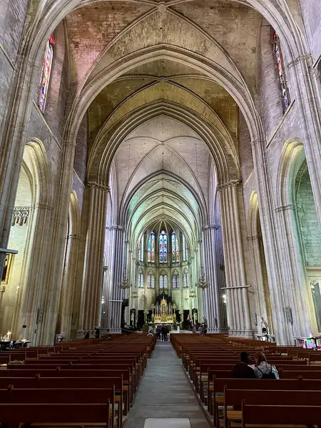 Montpellier, Fransa - 25 Eylül 2024: Saint Peter Katedrali 'nin süslü sunağı ve lekeli camları, Görkemli Gotik İç ve Ruhsal Ambiyansı vurguluyor