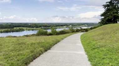 Loire Nehri 'ne bakan Chaumont-sur-Loire Malikanesi' nin manzarası. Açık bir günde sakin bir köy manzarası ve su.