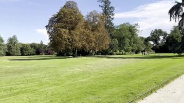 Chaumont-sur-Loire, Fransa - 19 Eylül 2024: Aydınlık bir sonbahar gününde etrafı Görkemli Ağaçlar, Yeşil Çimler ile çevrili Chaumont-sur-Loire 'deki Lush Bahçelerinde Huzurlu Yürüyüşün tadını çıkaran Ziyaretçiler