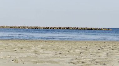 Fransa, Carnon 'da Rocky Breakwater ve Clear Sky' ın altında sakin bir kumsal.