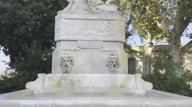 Montpellier, Fransa - 26 Eylül 2024: Place de La Canourgue 'daki Majestic Unicorn Çeşmesi Heykeli, Cherub ile Mermer Heykel ve Fransız Parkı' ndaki Tek Boynuzlu At Sembolize Fantezi ve Sanatı