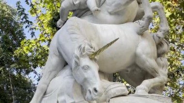 Montpellier, Fransa - 26 Eylül 2024: Place de La Canourgue 'daki Majestic Unicorn Çeşmesi Heykeli, Cherub ile Mermer Heykel ve Fransız Parkı' ndaki Tek Boynuzlu At Sembolize Fantezi ve Sanatı