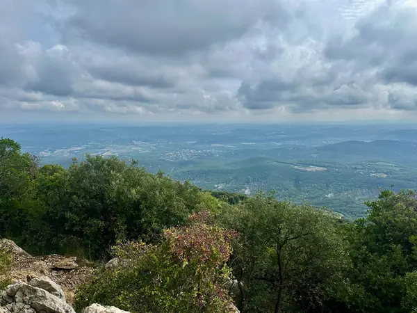 Geniş Açı Rolling Forested Hills ve Geniş Ovalar Dinamik Bulutlu Gökyüzü Altında Saint-Loup, Güney Fransa