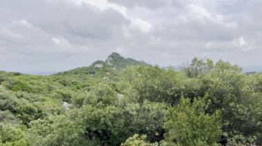 Col de la Pousterle ve Chteau de Montferrand Akdeniz Ormanı ve Kireçtaşı Tepeleri Arasında Dramatik Bulutlu Gökyüzü altında Pic Saint-Loup, Güney Fransa