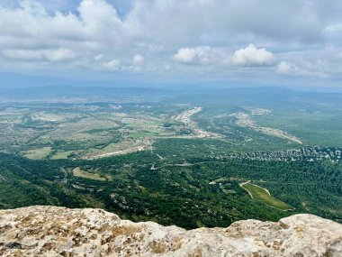 Pic Saint-Loup 'tan hava görüntüsü Rouet' nin dev yürüyüşleri, ovaları saran ve Valflaunes 'de Col de Fambetou, Montpellier yakınlarında kısmen bulutlu gökyüzü altında