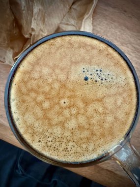 Şeffaf Cam Kupada Rich Coffee Froth 'un Ahşap Yüzeyinde Karmaşık Kabarcık Şekilleri