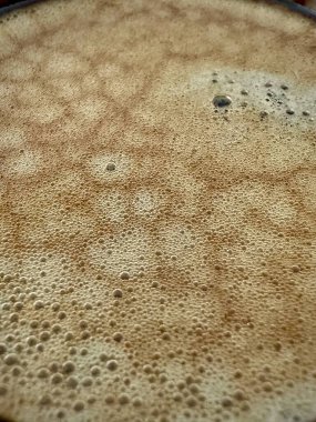 Şeffaf Cam Kupada Rich Coffee Froth 'un Ahşap Yüzeyinde Karmaşık Kabarcık Şekilleri