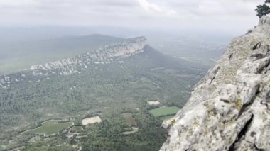 Gökyüzü manzaralı Saint-Loup ve Hortus Dağı 'na bakan üzüm bağları ve Valflauns Verdant Ovaları, Montpellier yakınlarında, dramatik Bulutlu Gökyüzü Altında