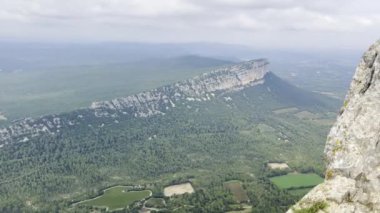 Gökyüzü manzaralı Saint-Loup ve Hortus Dağı 'na bakan üzüm bağları ve Valflauns Verdant Ovaları, Montpellier yakınlarında, dramatik Bulutlu Gökyüzü Altında