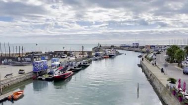 Palavas-les-Flots, Fransa - 29 Eylül 2024: Transcanal Kablo Kaldırma, Gösteri Kanalı, Marina, Plaj ve Vibrant Sahil Manzarası 'ndan Eşsiz Hava Görüntüsü