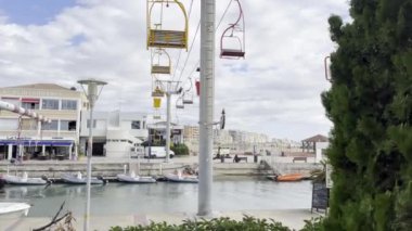 Palavas-les-Flots, Fransa - 29 Eylül 2024: Transcanal Kablo Kaldırma, Gösteri Kanalı, Marina, Plaj ve Vibrant Sahil Manzarası 'ndan Eşsiz Hava Görüntüsü