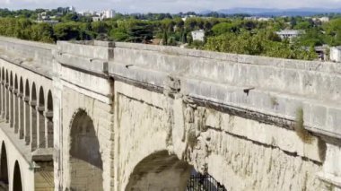 Etrafı Verdant Trees ve Fransa 'nın Montpellier şehrinin hareketli manzarasıyla çevrili Saint-Clment' in görkemli su kemeri.