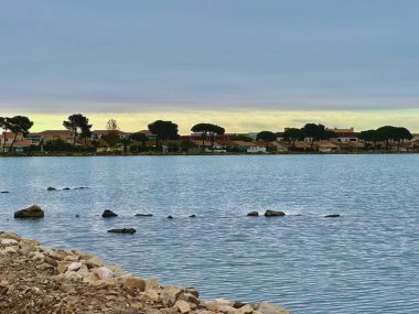 Palavas-les-Flots 'un Yerleşim Mahallesi Sakin Suyu ve Çakıl Yolu ve Yeşillik Tarafından Çerçevelenmiş Bulutlu Gökyüzü Prevost Gölünün Arkasında