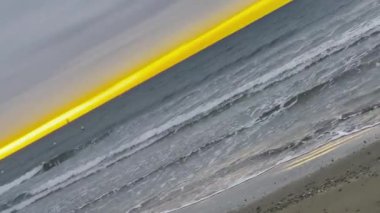 Palavas-les-Flots Plaj Gösterisinin Dinamik Video Dönüşü Altın Günbatımı Horizon, Okyanus Dalgaları ve Sandy Shoreline Dramatik Gökyüzü Altında