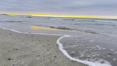 Altın Gün Doğumu, Fransa 'nın Palavas-les-Flots şehrinde Nazik Dalgalar ve Akdeniz Üzerindeki Sakin Ufuk ile Islak Kuma Yansıdı