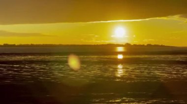 Ekim ayında Somme Körfezi 'ne yansıyan canlı günbatımı, Altın Parıltıyı yakalamak, Gelgit desenleri dalgalanması ve Le Crotoy' dan dramatik bir Horizon.