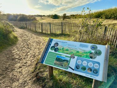 Fort-Mahon, Fransa - 14 Ekim 2024: Authie Körfezi Kumulları 'nda eğitim işareti, Berck yakınlarındaki korunmuş doğal bir yaşam alanında biyolojik çeşitlilik, kuş türleri ve sulak alanları vurguluyor.