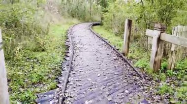 Fort-Mahon 'da, yemyeşil bir ormanlık alana uzanan ahşap bir yaya köprüsü ile sakin bir gölete doğru uzanan manzaralı keşif yolu korunmuş bir çevrede derin bir doğa deneyimi sunuyor.
