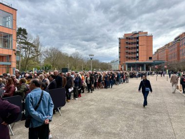 Lyon, Fransa - 22 Mart 2025: Randonneur Salonu 2025 'te Amphiatre 3000' in önünde toplanan kalabalık, ziyaretçiler Cit Internationale binasının girişinde kuyruğa girdi.