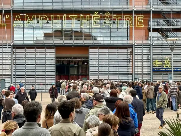 Lyon, Fransa - 22 Mart 2025: Randonneur Salonu 2025 'te Amphiatre 3000' in önünde toplanan kalabalık, ziyaretçiler Cit Internationale binasının girişinde kuyruğa girdi.
