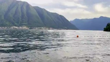 Lenno ve Ossuccio 'daki huzurlu göl gezintisi, düzgün budanmış ağaçlar, sahil bankları, dağ manzaraları, renkli köyler ve Como Gölü üzerindeki manzaralı manzaralar.