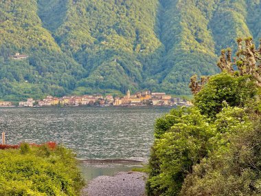 Lenno ve Ossuccio 'daki huzurlu göl gezintisi, düzgün budanmış ağaçlar, sahil bankları, dağ manzaraları, renkli köyler ve Como Gölü üzerindeki manzaralı manzaralar.