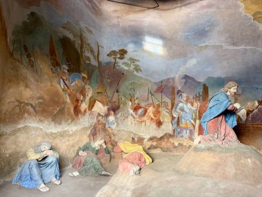 Ossuccio, İtalya - 3 Mayıs 2025: Barok dini figürler heykeltraş ve fresk hayat, tutku, ölüm ve İsa 'nın Sacro Monte Gölü' ndeki kutsal kiliselerinde dirilişinin öyküsü