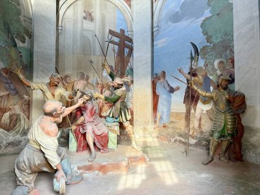 Ossuccio, İtalya - 3 Mayıs 2025: Barok dini figürler heykeltraş ve fresk hayat, tutku, ölüm ve İsa 'nın Sacro Monte Gölü' ndeki kutsal kiliselerinde dirilişinin öyküsü