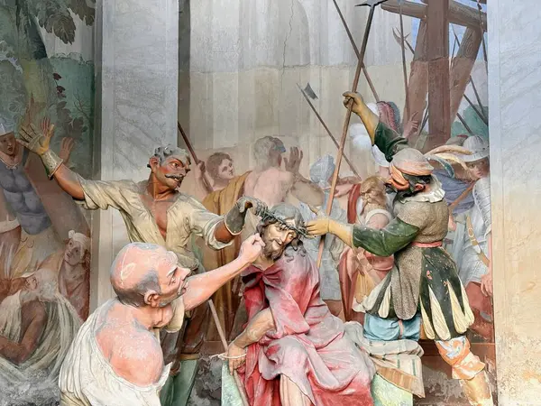 Ossuccio, İtalya - 3 Mayıs 2025: Barok dini figürler heykeltraş ve fresk hayat, tutku, ölüm ve İsa 'nın Sacro Monte Gölü' ndeki kutsal kiliselerinde dirilişinin öyküsü