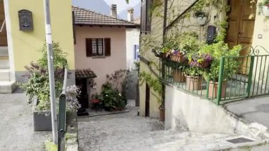 Como, İtalya - 3 Mayıs 2025: Ossuccio ve Lenno 'nun tarihi köylerinde taş duvarlar, kemerler, balkonlar ve Akdeniz cazibesiyle dar sokaklar ve renkli eski evler