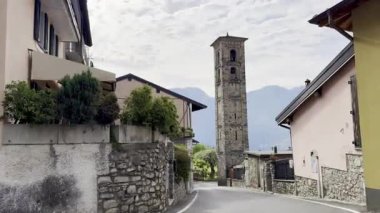 Como, İtalya - 3 Mayıs 2025: Ossuccio ve Lenno 'nun tarihi köylerinde taş duvarlar, kemerler, balkonlar ve Akdeniz cazibesiyle dar sokaklar ve renkli eski evler