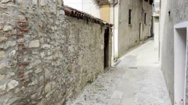 Como, İtalya - 3 Mayıs 2025: Ossuccio ve Lenno 'nun tarihi köylerinde taş duvarlar, kemerler, balkonlar ve Akdeniz cazibesiyle dar sokaklar ve renkli eski evler