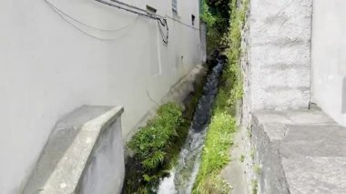 Gizli sokaklar, antik kaldırım taşlı sokaklar, kanal akıntısı ve köy köşelerinde örülen taş köprüler, eski duvarlar ve yerel cazibeyle