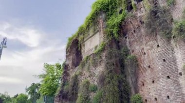 Milan, İtalya - 4 Mayıs 2025: Parco Sempione 'nin merkezindeki tarihi kale Sforza Kalesi' nin (Castello Sforzesco) dış mimari detayları ve çevresindeki hendek