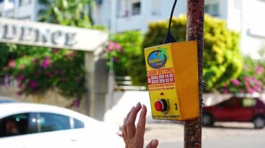 Antalya, Türkiye - 26 Eylül 2022: Türkiye 'nin Antalya kentinin dışında taksi çağrısı düğmesi. Yüksek kalite 4k görüntü
