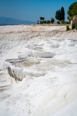 Pamukkale 'nin kalsit uçurumu, Türkiye' nin beyaz geçitleri. Yüksek kalite fotoğraf