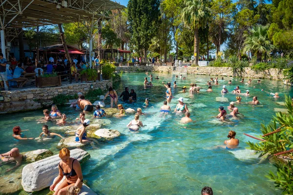 Pamukale Turquia Setembro 2022 Turistas Desfrutando Piscina Antiga Cleopatras Bath — Fotografia de Stock