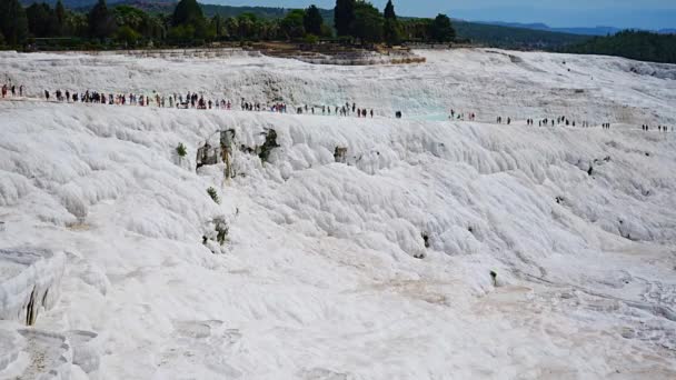 在土耳其帕穆卡勒的方解石悬崖上的人们 白色的叛徒 高质量的4K镜头 — 图库视频影像