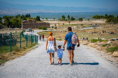 Hierapolis, Türkiye - 14 Eylül 2022: Türkiye 'nin Pamukkale kentindeki antik Hierapolis kentindeki harabelerin yakınında yürüyen insanlar. Yüksek kalite fotoğraf