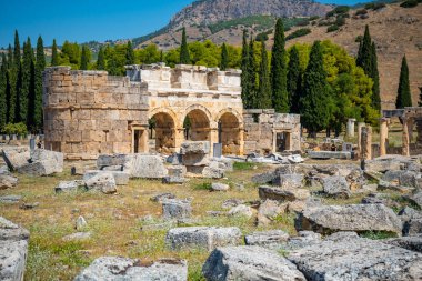 Türkiye 'nin Pamukkale ilinin Hierapolis kentindeki kalıntılar. Yüksek kalite fotoğraf