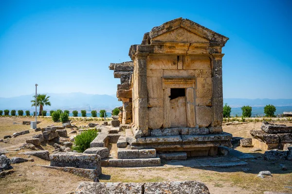 Türkiye 'nin Pamukkale ilinin Hierapolis kentindeki kalıntılar. Yüksek kalite fotoğraf