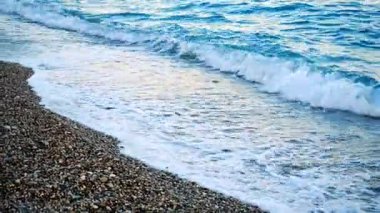 Taşlı plaj ve deniz dalgaları akşam ışığında, Türkiye. Yüksek kalite 4k görüntü