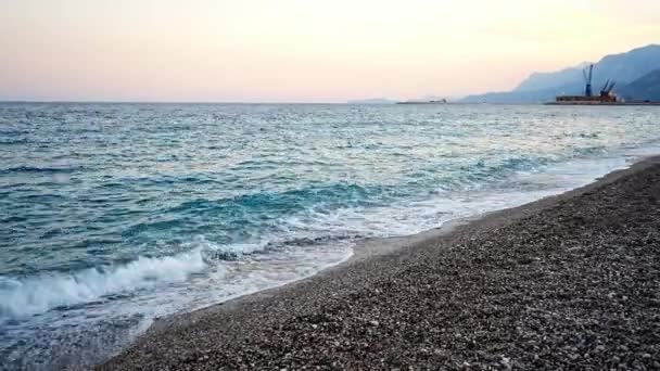 Stevige Strand Zee Golven Bij Zonsondergang Licht Avond Tijd Turkije — Stockvideo