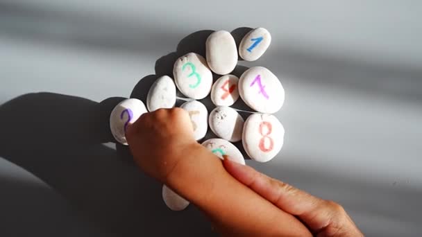 Die Kinderhand Zählt Mit Zahlen Unterzeichnete Steine Eine Alternative Methode — Stockvideo