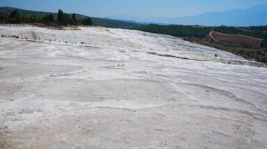 Pamukkale 'nin kalsit uçurumu, Türkiye' nin beyaz geçitleri. Yüksek kalite 4k görüntü